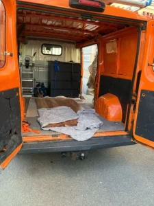 Möbelstücke mit Schutzdecken gesichert im Transporter