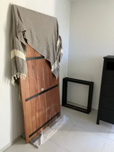 Sorgfältig verpackte Tischplatte und Tischbeine bereit für den sicheren Möbeltransport