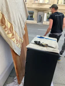 Transport eines Möbelstücks durch das Team vom Brockenhaus Schnäpplihuus