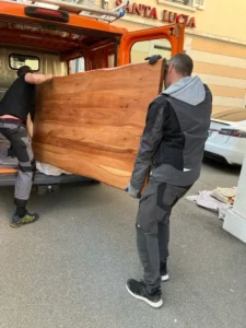 Verladung von Möbeln für den Transport in Künten