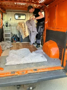 Gesicherte Möbelstücke im Transportfahrzeug vom Schnäpplihuus